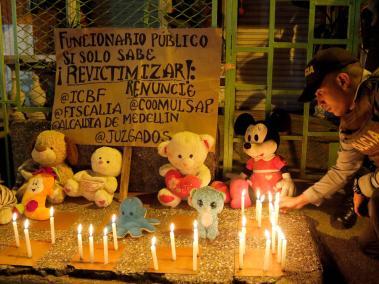 Plantón en Medellín para exigir justicia por caso de abuso sexual en jardín infantil.