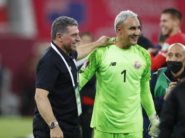 Luis Fernando Suárez (izq.) celebra con Keylor Navas (der.) la clasificación de Costa Rica a Catar 2022.