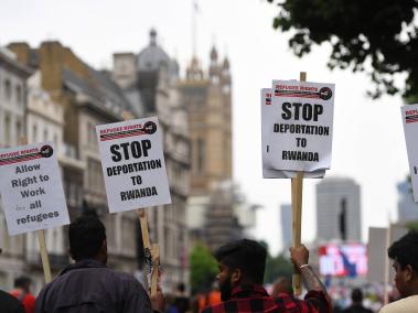 Protestas en Londres para frenar deportación de migrantes a Ruanda.