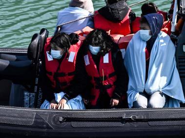 Migrantes recogidos en el mar mientras intentaban cruzar el Canal de la Mancha.