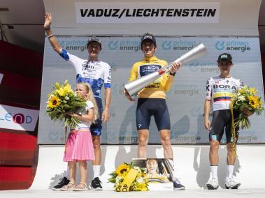 El podio final, de izq. a der: Jakob Fuglsang (tercero), Geraint Thomas (campeón) y Sergio Higuita (tercero).