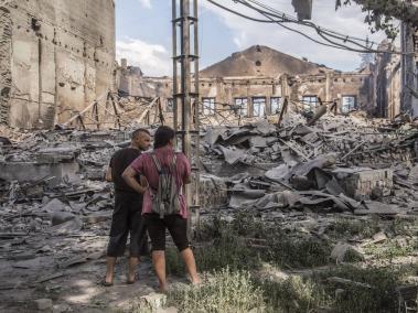 Los lugareños observan los edificios destruidos en Lysychansk tras los intensos combates en la zona de Luhansk, Ucrania.