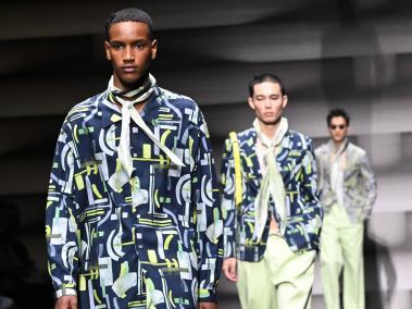 Modelos presentan creaciones de la colección de ropa masculina Emporio Armani Primavera/Verano 2023.