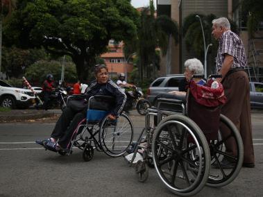 Beneficiarios con la entrega de sillas de ruedas por la Fundación Gane.
