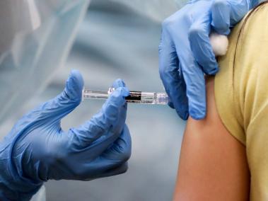 Las vacunas inyectan una versión inofensiva del virus para que el cuerpo genere anticuerpos.