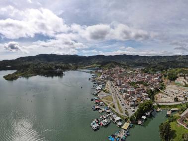 El embalse El Peñol-Guatapé, uno de los principales atractivos turísticos de Antioquia. Se cumplen cinco años desde que se hundió el barco El Almirante con 170 personas a bordo. La embarcación permanece a un lado del pueblo recordando la tragedia.