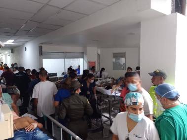 Los servicios médicos en los centros de salud de El Espinal colapsaron por la masiva llegada de heridos. Muchos debieron ser trasladados a otras ciudades.