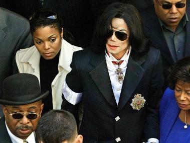 Michael Jackson, saliendo de la Corte en la ciudad de Santa Maria (California) donde se le acusaba por abuso sexual.