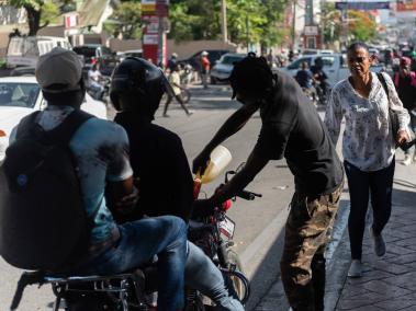 Un hombre abastece de gasolina una motocicleta hoy en Puerto Príncipe (Haití).