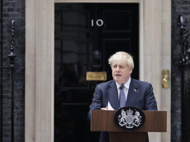 Boris Johnson, primer ministro de Reino Unido, anunciando la dimisión a su cargo.