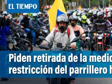 Motociclistas de Bogotá piden que sea retirada la medida de restricción del parrillero hombre en moto, porque aseguran verse afectados con la norma.  Además, manifiestan que la policía de tránsito debe ser desmontada, y utilizada para la seguridad ciudadana.