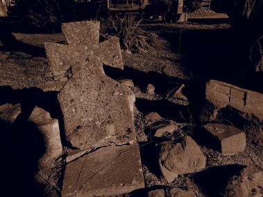 Las personas exhumaban las tumbas de sus parientes para identificar al supuesto vampiro.