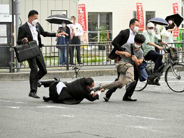 El momento en el que capturan al presunto asesino de Shinzo Abe.