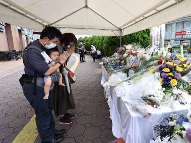 La gente ofreció flores y rezó en el lugar donde el ex primer ministro japonés Shinzo Abe fue asesinado en Nara.