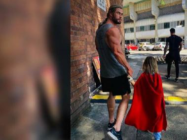 Chris Hemsworth camina de la mano junto a uno de sus hijos.