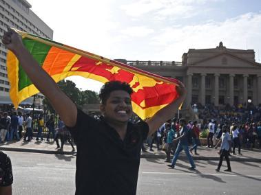 Protestas en Sri Lanka tras crisis política por renuncia del presidente.