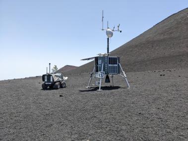 El róver de la ESA durante las pruebas navegando el volcán Etna. Este lugar posee características similares a las partes oscuras de la Luna.