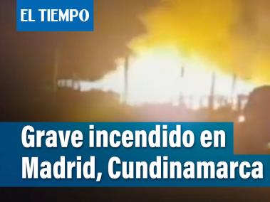 Emergencia en Madrid, Cundinamarca por un voraz incendio en una bodega de reciclaje.