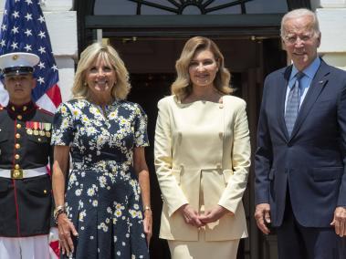 La Primera Dama de los Estados Unidos, Jill Biden, y el Presidente de los Estados Unidos, Joe Biden, reciben a la Primera Dama de Ucrania, Olena Zelenska (C), en la Casa Blanca en Washington, DC.
