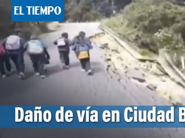 Niños de la vereda Santa Bárbara, en Ciudad Bolívar, piden que les arreglen las vías para no caminar grandes distancias.