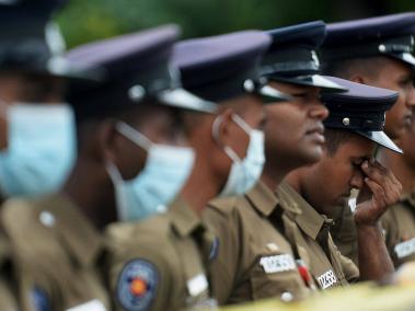 Efectivos de las fuerzas militares y de la Policía de Sri Lanka protegen las inmediaciones del parlamento de Sri Lanka, en Colombo, la capital.