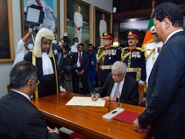 Ranil Wickremesinghe firma juramento como presidente de Sri Lanka.