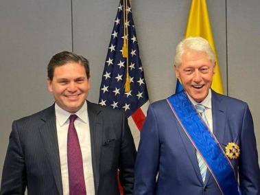 Bill Clinton con la Gran Cruz de la Orden de Boyacá.