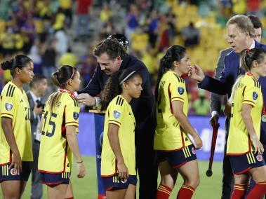 La Selección Colombia femenina recibe las medallas por su subcampeonato en la Copa América.
