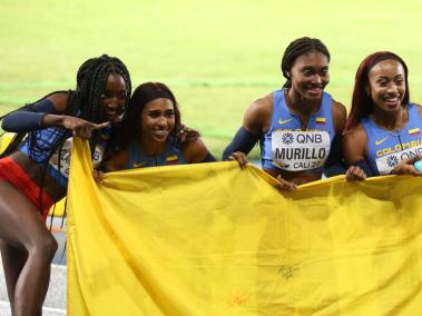 Relevo 4x100 de Colombia celebra la medalla de bronce.