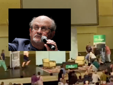 Salman Rushdie fue atacado en el escenario.