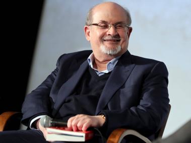 Salman Rushdie fue operado de emergencia tras el ataque en Nueva York.