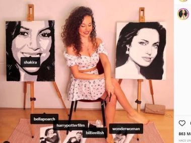 La artista Rajacenna van Dam famosa en redes sociales por su habilidad para pintar varios retratos al mismo tiempo.
