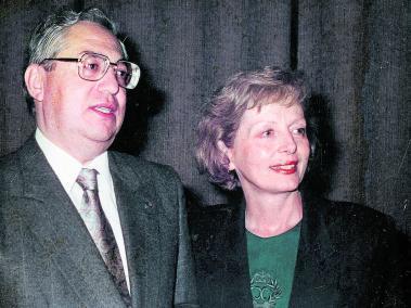 Ricardo León Rodríguez Arce con su esposa, Alice Pouget, hispanista y docente literaria, con quien se conoció en París.