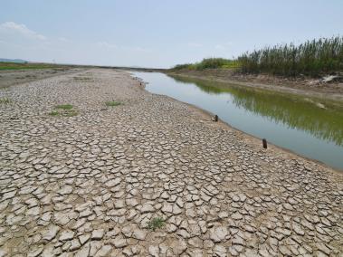 Río en China afectado por la intensa ola de calor.