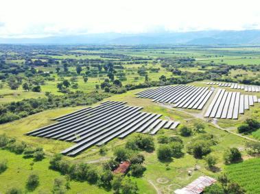 Celsia Solar La Paila, en Zarzal, Valle es una de las seis granjas solares que Celsia tiene en Colombia. Tiene una capacidad de generación de 9,9 MW a través de 29 mil paneles solares.
