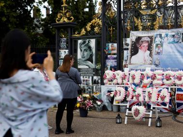 Homenajes a Lady Di frente al Palacio de Kensington, en el centro de Londres.