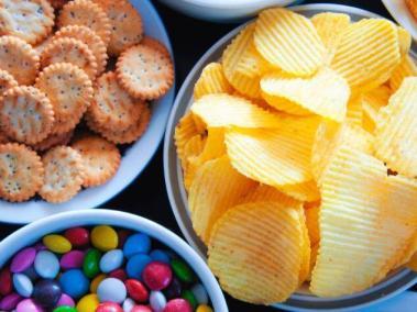 Comer alimentos ultraprocesados en exceso aumenta el riesgo de padecer cáncer y otras enfermedades.