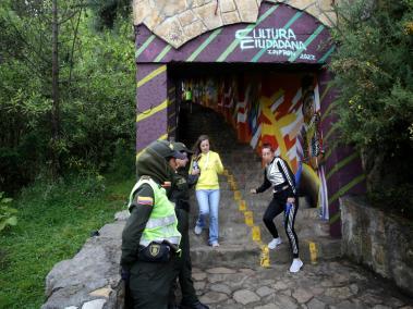 A los 3.000mts de altura, en el sector conocido como El Túnel del sendero que da acceso al santuario de Monserrate, nuevos murales realizados por jóvenes del IDIRPON dan color y alegría a peregrinos y deportistas que transitan esta subida.