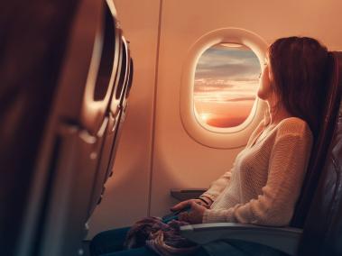 Si viaja solo y tiene alguna condición médica, lo mejor es informarla a los asistentes de vuelo.