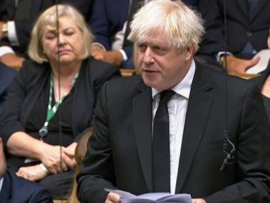 El ex primer ministro Boris Johnson habló sobre la reina en el parlamento.