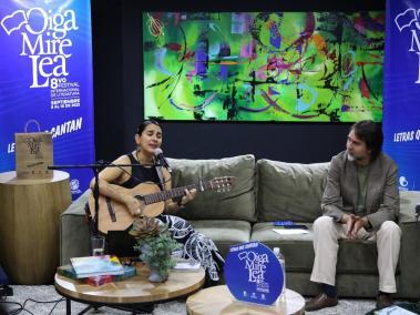 La cantautora Marta Gómez y el escritor Juan Carlos Garay compartieron una tarde de música y poesía.
