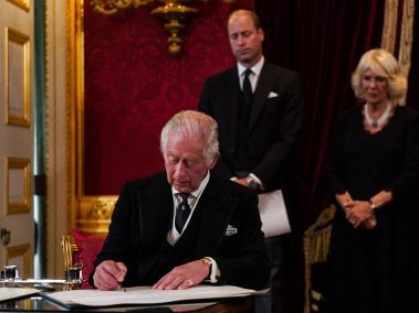 Carlos III firma el acta de proclamación como nuevo rey.