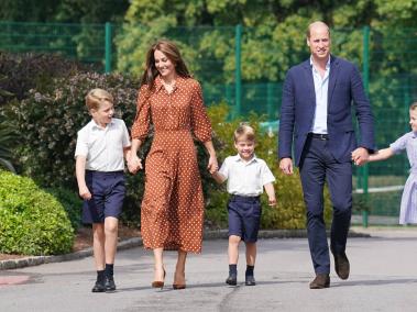 De izq. a der., el príncipe Jorge, Kate, el príncipe Luis, el príncipe William y la princesa Charlotte, en Berkshire, Gran Bretaña.