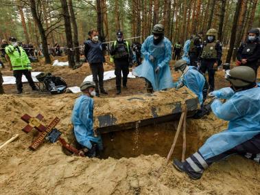 Exhumación de cuerpos en Izium, Ucrania.