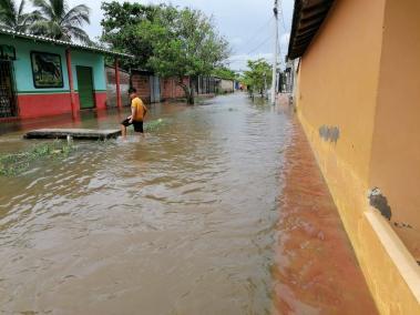 El barrio  Las Delicias de Palmar de Varela quedó bajo el agua.