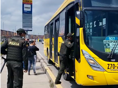 Policías y auxiliares han recuperado 493 elementos en Sitp y TransMilenio.
