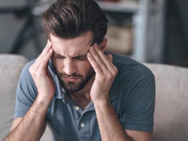 El dolor de cabeza es uno de los síntomas comunes de la interrupción del consumo de café.