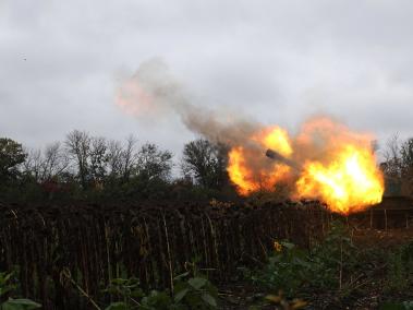 Artilleros ucranianos disparan a las tropas rusas en Donetsk.