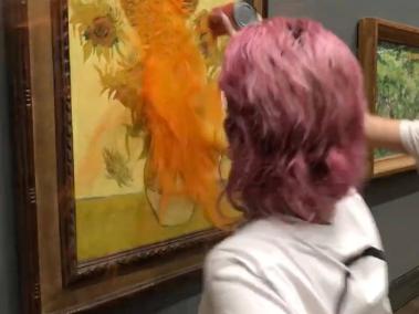 Activistas le regaron sopa a uno de los cuadros de Van Gogh.