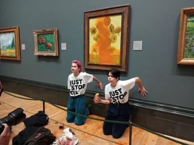 Las activistas de Just Stop Oil se pegaron a las paredes de la galería londinense después el acto.